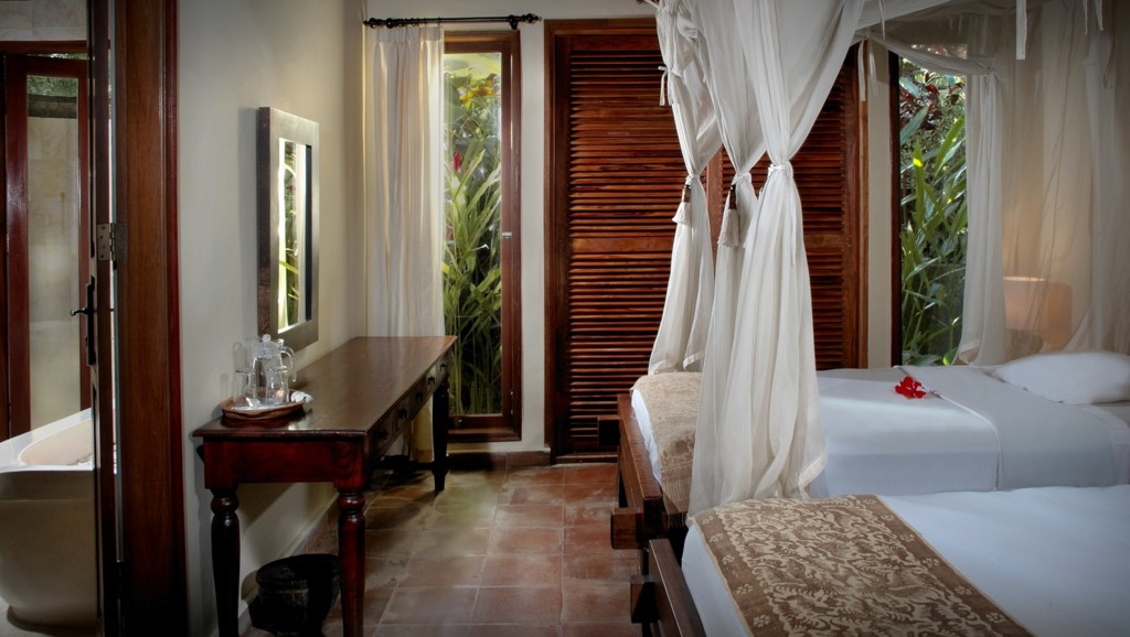 Tropical Modern wood panel doors with white walls and curtain beds luxury suite